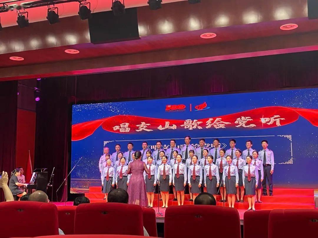 这一幕看的令人敬佩!一名老人摔倒,她用尽全力撑住老人